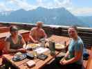 Angela, Erich und Sabine beim Buchsteinhaus, 1.546 m (5. Juni)