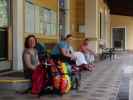 Angela, Sabine und Erich im Bahnhof Gstatterboden, 573 m (5. Juni)