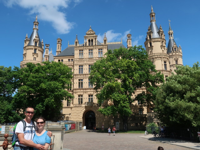 Ich und Sabine beim Schloss Schwerin (20. Juni)