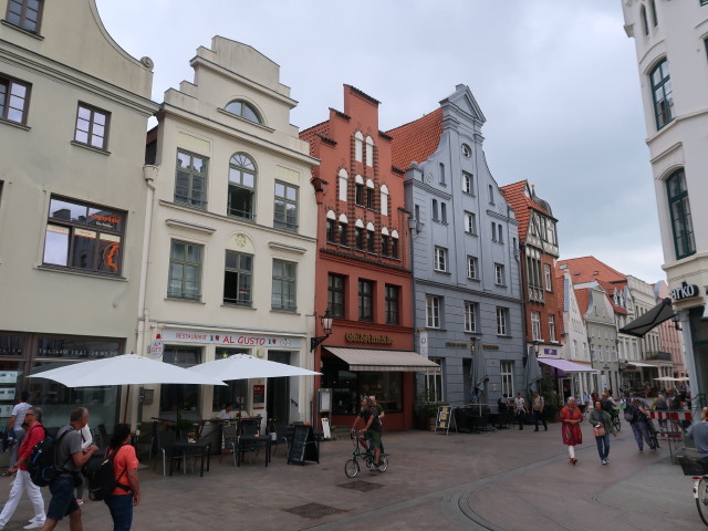 Hinter dem Rathaus in Wismar (21. Juni)