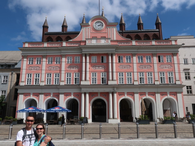 Ich und Sabine beim Rathaus Rostock (22. Juni)