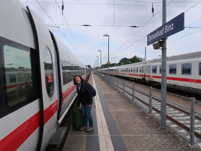 Sabine im Bahnhof Ostseebad Binz (24. Juni)