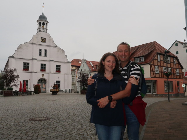 Sabine und ich am Rathausplatz in Wolgast (24. Juni)