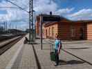 Sabine im Bahnhof Waren an der Müritz (26. Juni)