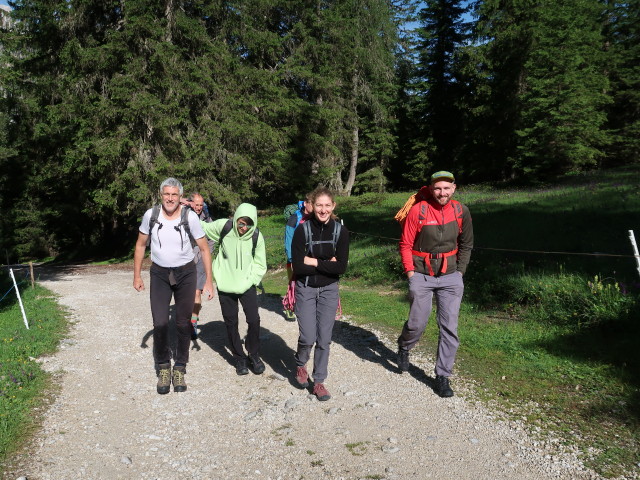 Josef, Frank, Arian, Peter, Victoria und Kamil am Weg 115 zwischen Misurina und Rifugio Fratelli Fonda Savio