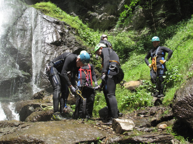 Josef, Raphael, Kamil, Gerald und Peter beim 1. Wasserfall