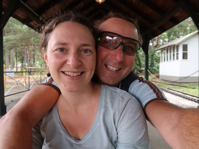 Sabine und ich in der Gartenbahn