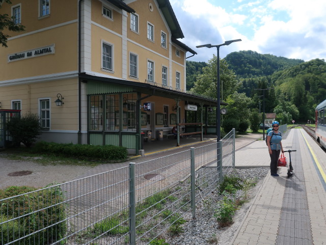 Sabine im Bahnhof Grünau im Almtal, 517 m