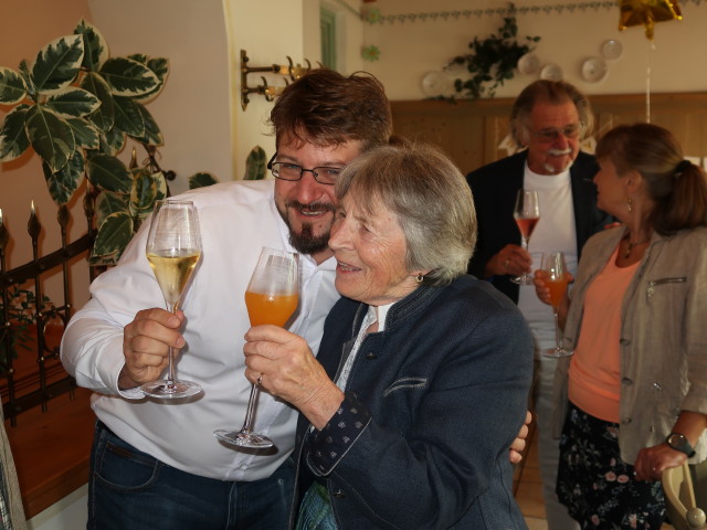 Markus, Oma, Papa und Eveline im Buschenschank Gilg