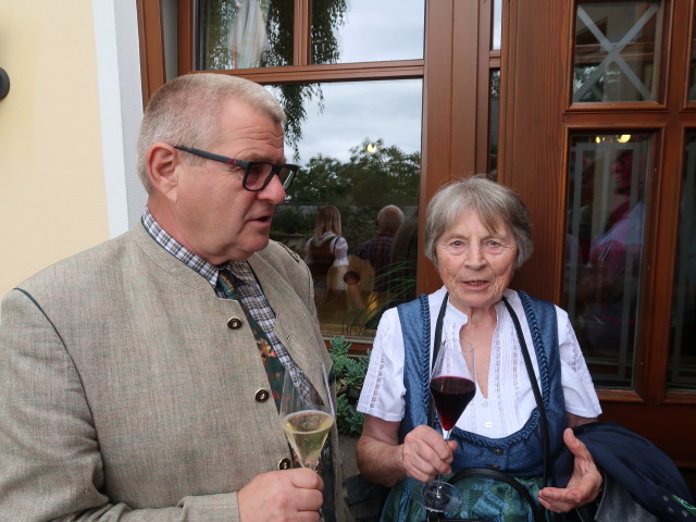 Franz und Oma im Buschenschank Gilg