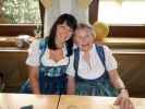 Birgit und Oma im Buschenschank Gilg