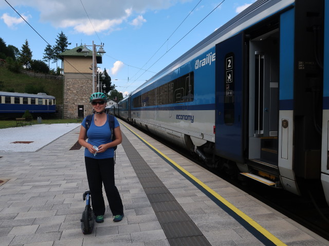 Sabine im Bahnhof Semmering, 896 m