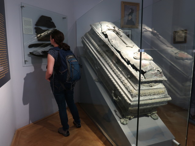 Sabine im Schloss Mayerling, 326 m