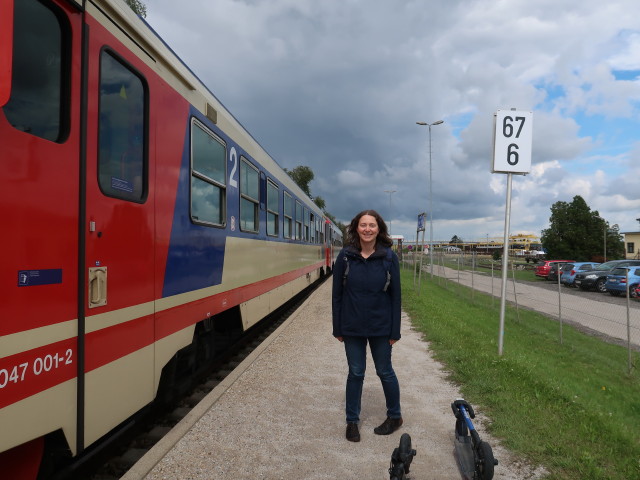 Sabine im Bahnhof Hart-W&ouml;rth