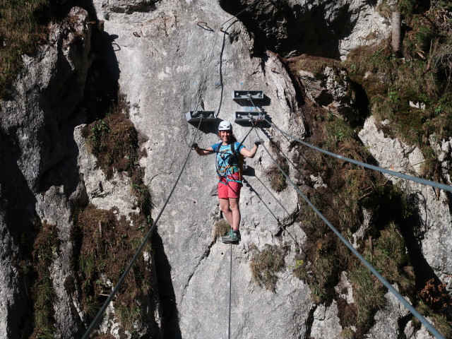 Falkenstein-Klettersteig: Romana auf der Seilbr&uuml;cke in der leichten Variante