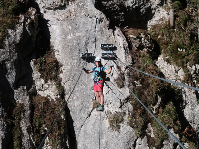 Falkenstein-Klettersteig: Romana auf der Seilbrücke in der leichten Variante