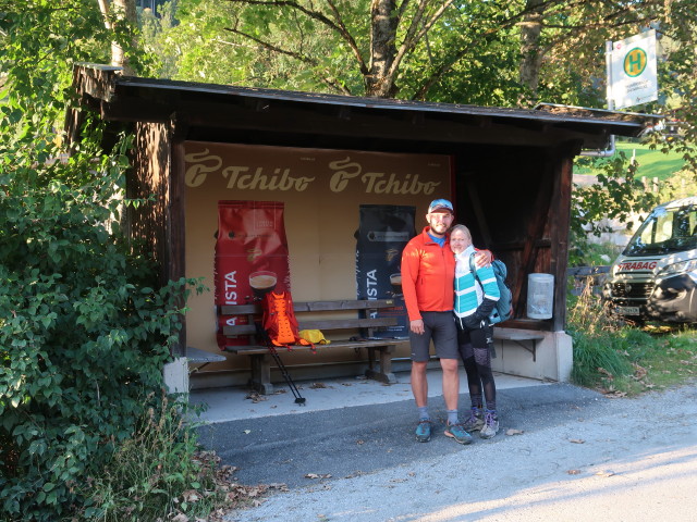 Georg und Sarah in der Haltestelle Thumersbach Lehenbrücke