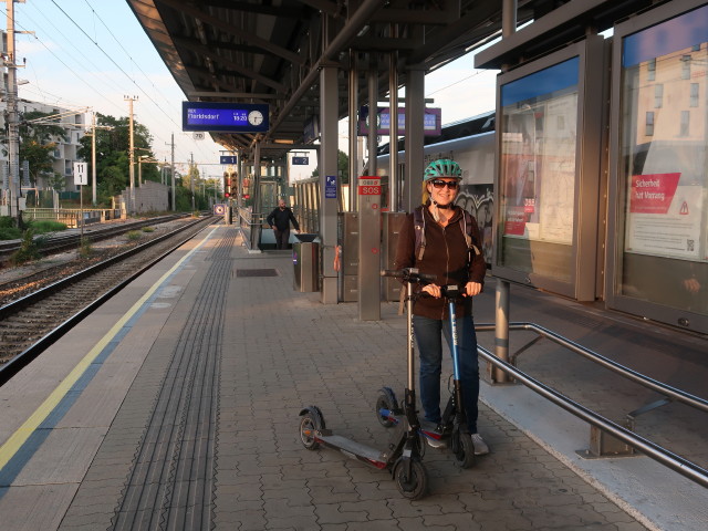 Sabine im Bahnhof Kaiserebersdorf