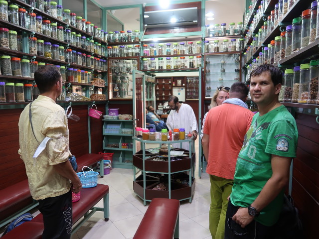 Hans-J&ouml;rg, Petra, Andreas und Ronald in der Herboristerie Bab Agnaou (1. Okt.)