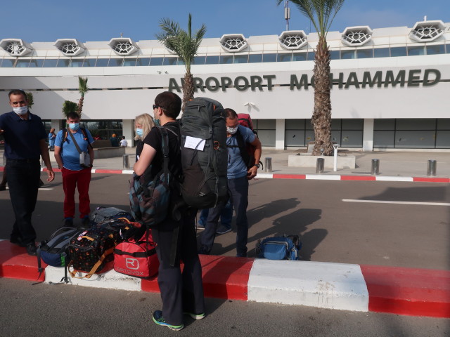 Abdeslam, Andreas, Petra, Ronald und Hans-J&ouml;rg im A&eacute;roport international de Mohammed V - Nouasseur in Casablanca (2. Okt.)