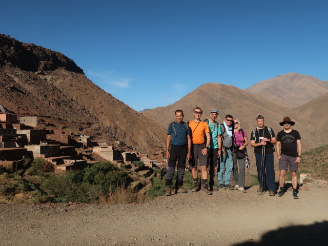 Abdeslam, ich, Hans-J&ouml;rg, Andreas, Petra, Lars und Ronald zwischen Mizane und Matate (26. Sep.)