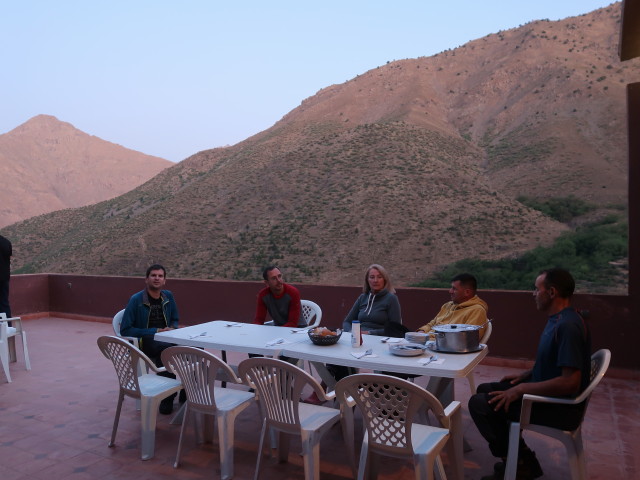 Ronald, Hans-Jörg, Petra, Andreas und Abdeslam in der Auberge Matat in Matate (26. Sep.)