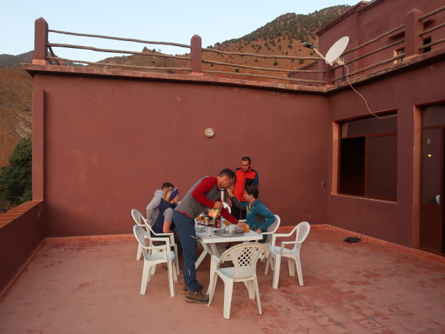 Andreas, Petra, Hans-J&ouml;rg, Abdeslam und Ronald in der Auberge Matat in Matate (27. Sep.)