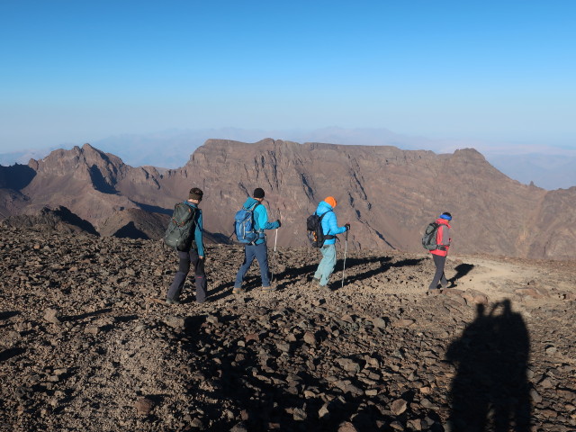 Ronald, Hans-J&ouml;rg, Andreas und Abdeslam zwischen Jbel Toubkal und Tizi n'Toubkal (29. Sep.)