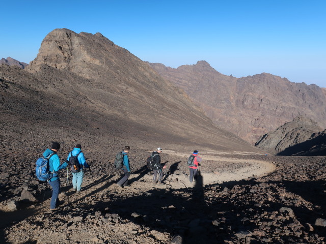 Hans-J&ouml;rg, Andreas, Ronald, Lars und Abdeslam zwischen Tizi n'Toubkal und Rifuge Neltner (29. Sep.)