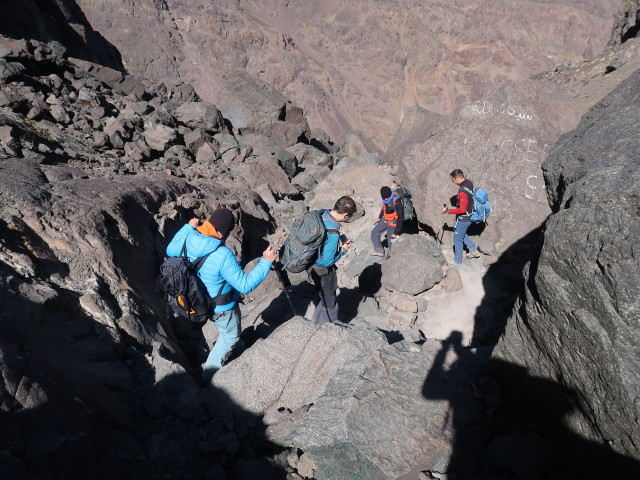 Andreas, Ronald, Abdeslam und Hans-J&ouml;rg zwischen Tizi n'Toubkal und Rifuge Neltner (29. Sep.)