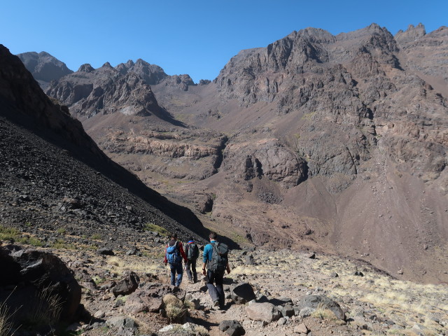 Hans-J&ouml;rg, Abdeslam und Ronald zwischen Tizi n'Toubkal und Rifuge Neltner (29. Sep.)