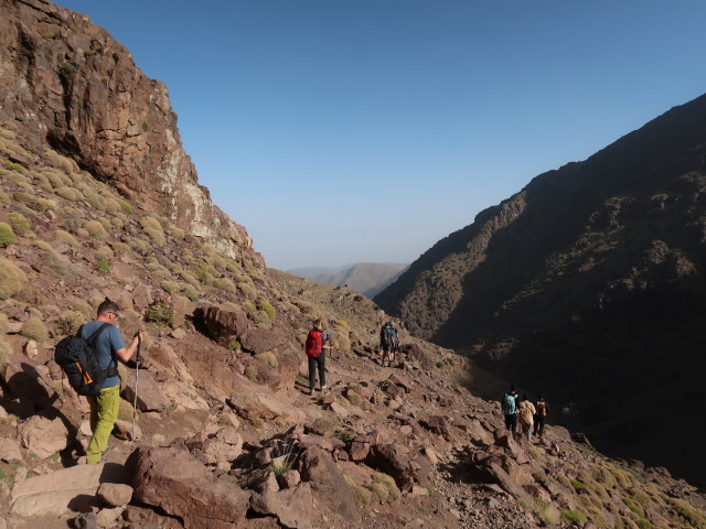 Andreas, Petra, Ronald, Hans-J&ouml;rg und Abdeslam im Assif n'Isougouane (30. Sep.)