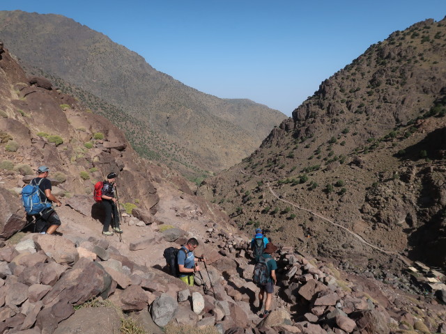 Hans-J&ouml;rg, Petra, Andreas, Abdeslam und Ronald bei Sidi Chamharouch (30. Sep.)