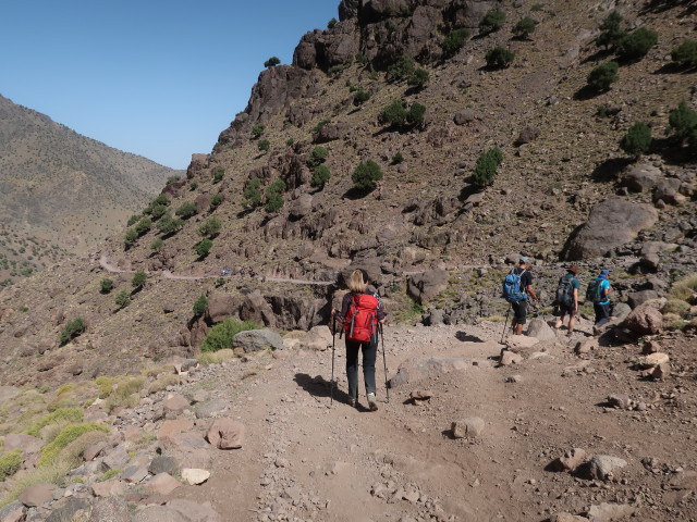 Petra, Hans-J&ouml;rg, Ronald und Abdeslam zwischen Sidi Chamharouch und Around (30. Sep.)