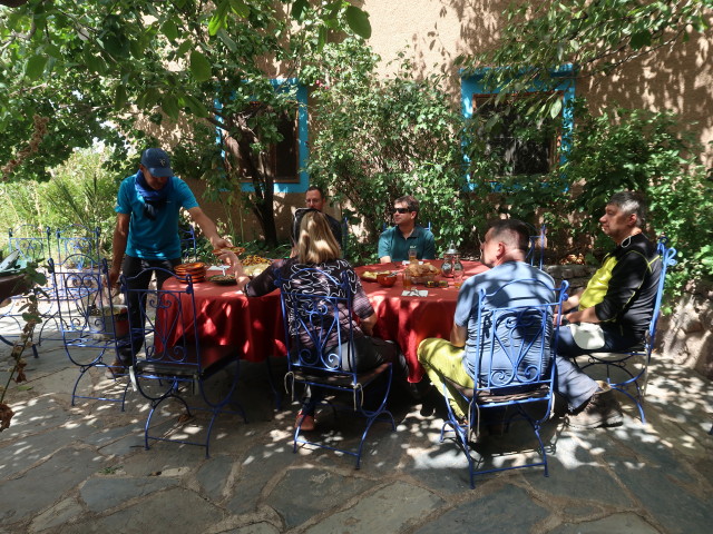 Abdeslam, Petra, Hans-J&ouml;rg, Ronald, Andreas und Lars im Gite Le Toubkal in Around (30. Sep.)