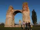 Ich, Sabine und Elisabeth beim Heidentor in Petronell-Carnuntum