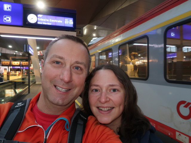 Ich und Sabine im Hauptbahnhof Wien, 208 m (23. Okt.)