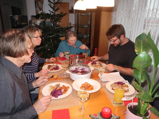 Papa, Mama, Oma und Markus (24. Dez.)