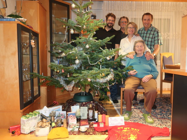 Markus, Papa, Mama, Oma und ich (24. Dez.)