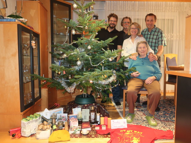 Markus, Papa, Mama, Oma und ich (24. Dez.)