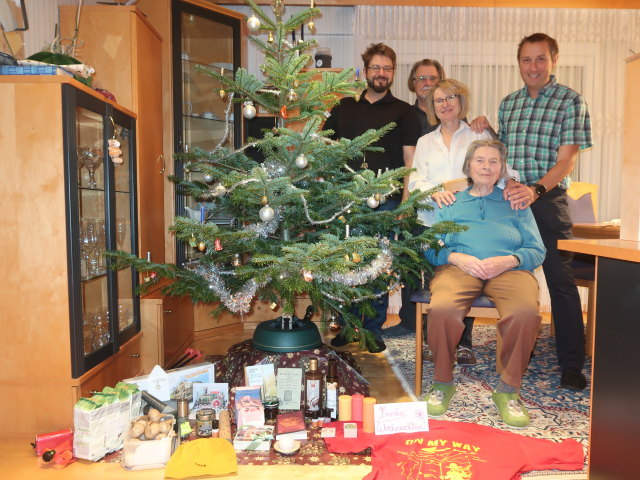 Markus, Papa, Mama, Oma und ich (24. Dez.)