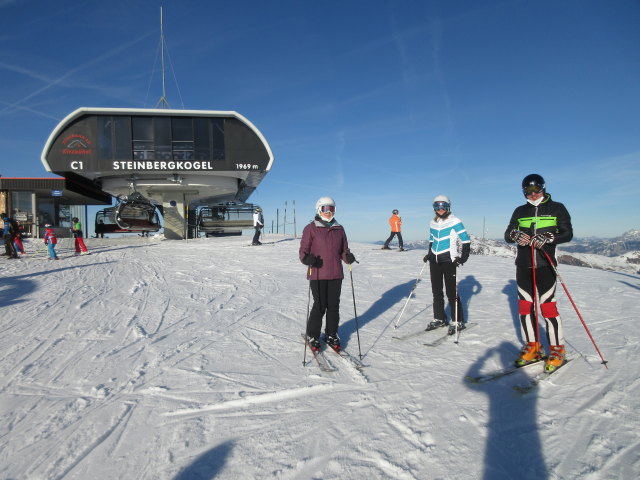 Sabine, Sarah und Georg bei der Bergstation der Steinbergkogelbahn, 1.970 m (1. Jän.)