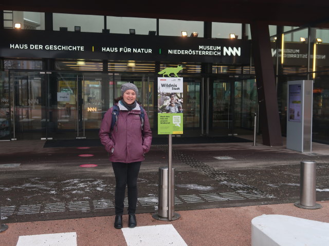 Sabine beim Museum Niederösterreich