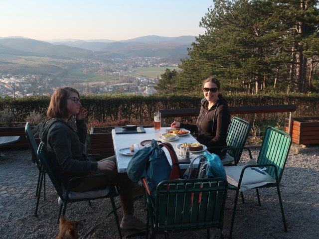 Hannelore und Sabine bei der Waldhütte