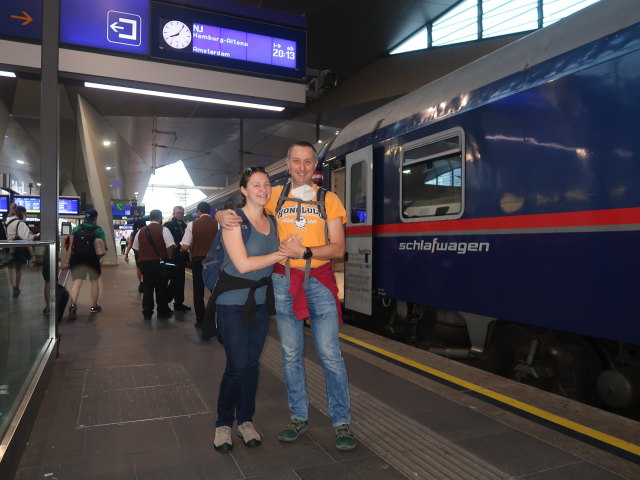 Sabine und ich im Hauptbahnhof Wien (13. Mai)