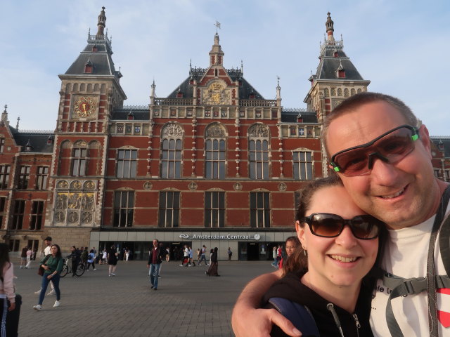 Sabine und ich bei der Station Amsterdam Centraal (18. Mai)