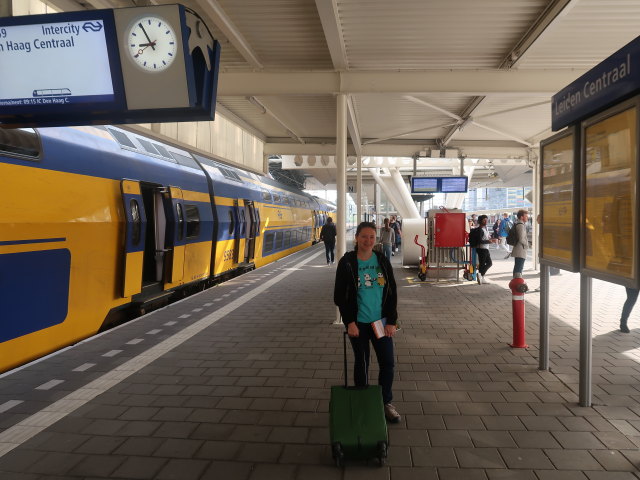 Sabine in der Station Leiden Centraal (20. Mai)