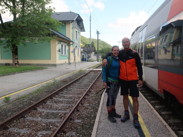 Ursa und Frank im Bahnhof Steyrling, 490 m