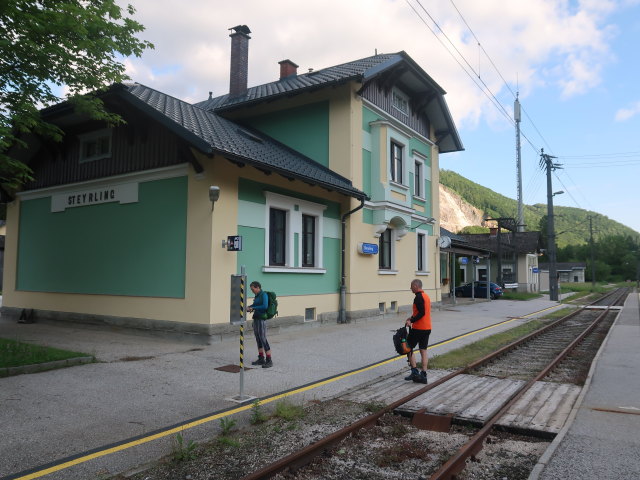 Ursa und Frank im Bahnhof Steyrling, 490 m