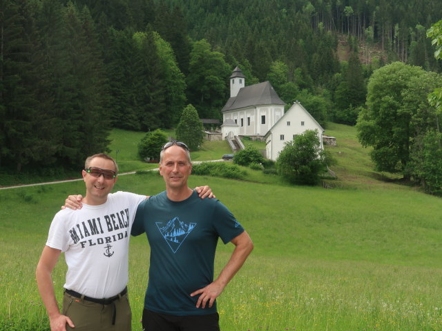 Ich und Frank bei der Pfarrkirche Johnsbach, 769 m (3. Juni)